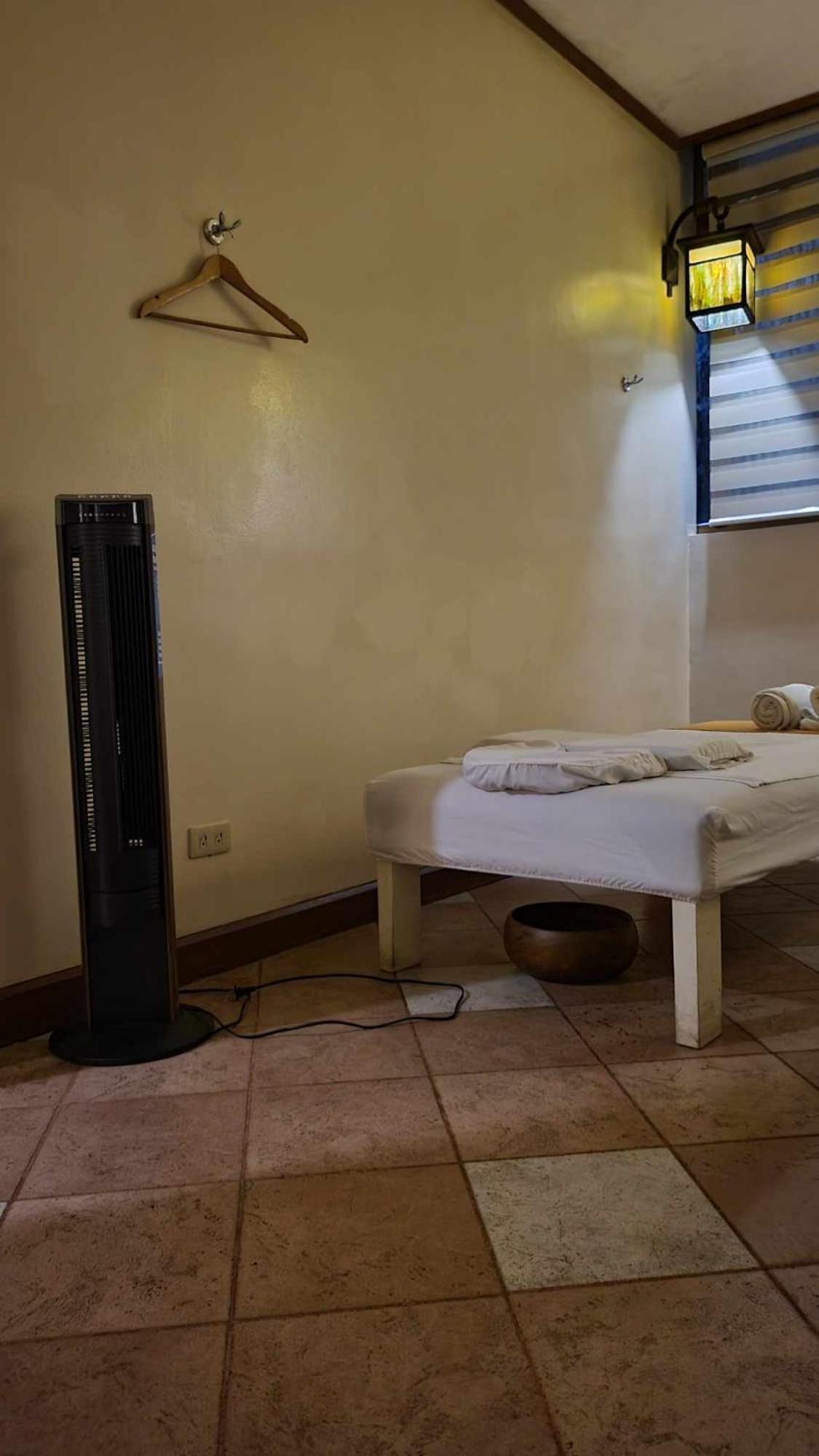 Family Room,2 King Bed Privately Owned At The Forest Lodge By Mist And Pine Baguio City Exterior photo